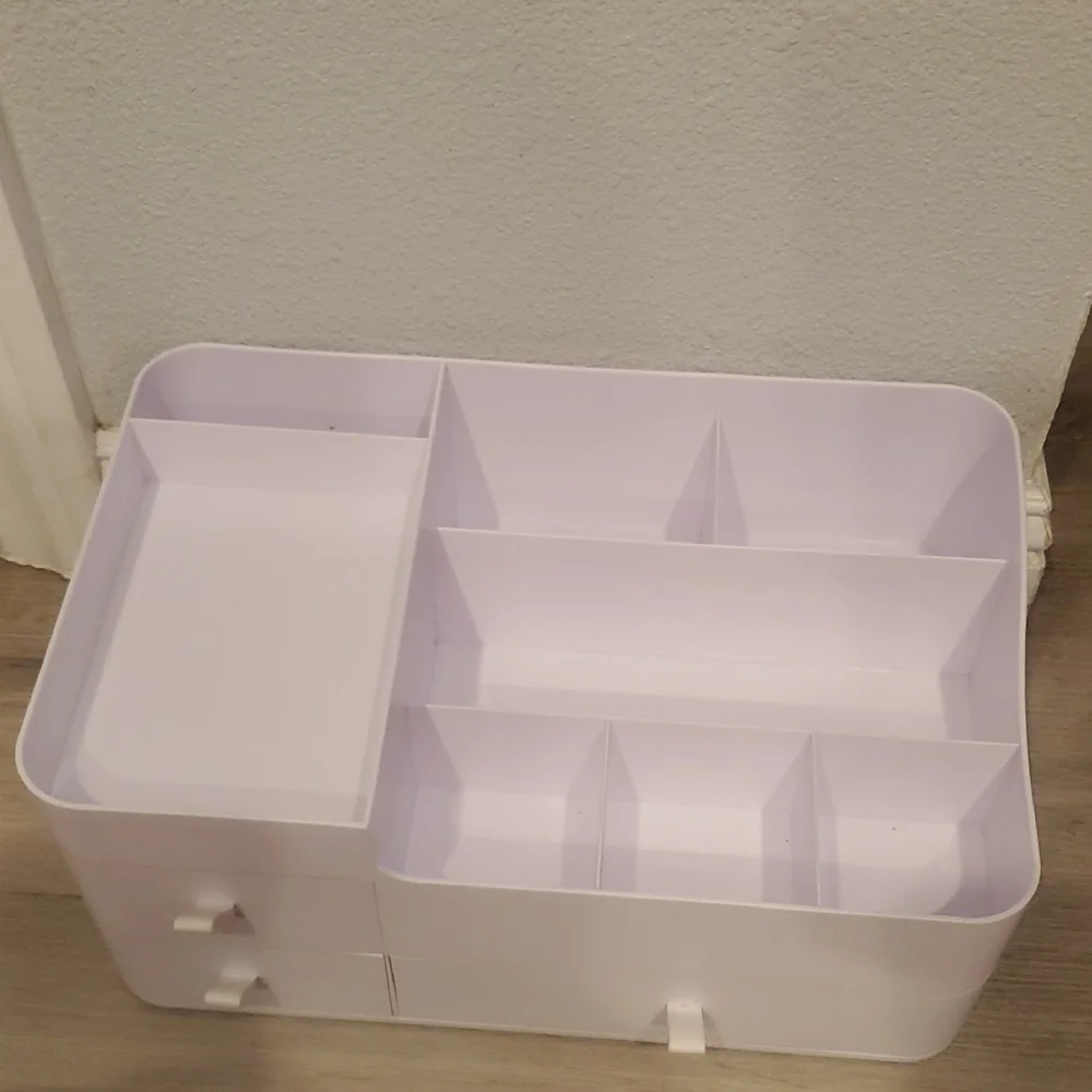 Simple White Makeup Organizer